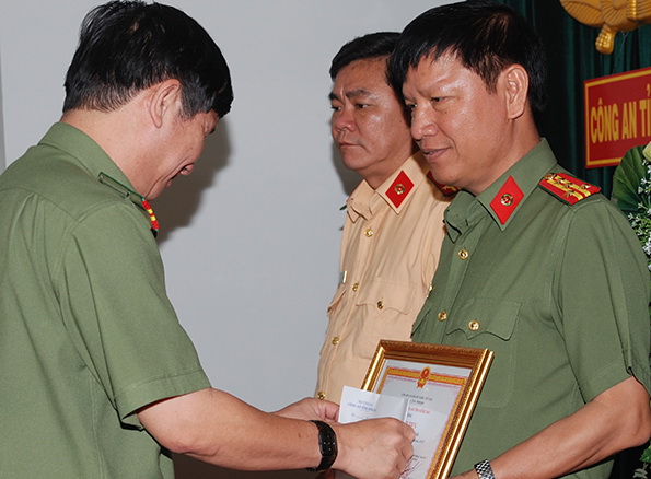 Đại tá Huỳnh Tiến Mạnh, Giám đốc Công an tỉnh tặng giấy khen cho 5 đơn vị có thành tích xuất sắc trong công tác đảm bảo an ninh trật tự trong dịp Tết Đinh Dậu năm 2017 