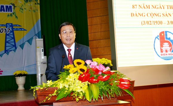 Đồng chí Lê Văn Dành, đọc diễn văn ôn lại truyền thống 87 năm của Đảng.