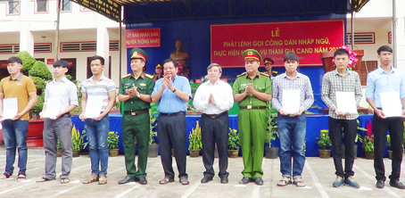 Thanh niên trúng tuyển nghĩa vụ quân sự năm 2017 của huyện Thống Nhất nhận quyết định gọi nhập ngũ. Ảnh: Đ. Việt