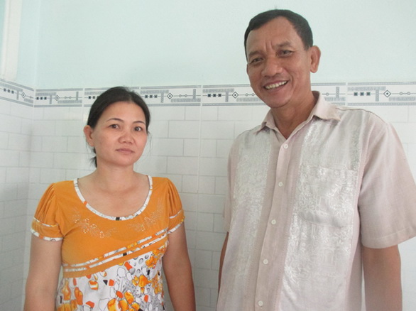 Chị Út Em (trái) vui mừng vì gia đình được mua nhà trả góp nhà ông Sáu Em (phải).