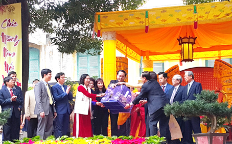Chủ tịch nước Trần Đại Quang (thứ năm từ phải sang) tham gia nghi lễ thả chim phóng sinh.