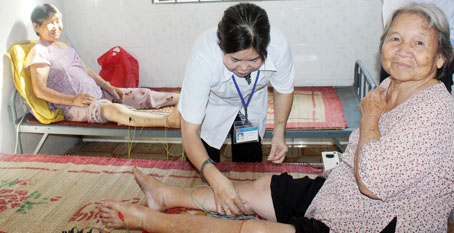 Nhân viên Trạm y tế xã Lộ 25, huyện Thống Nhất châm cứu cho một bệnh nhân. Ảnh: N.Thư