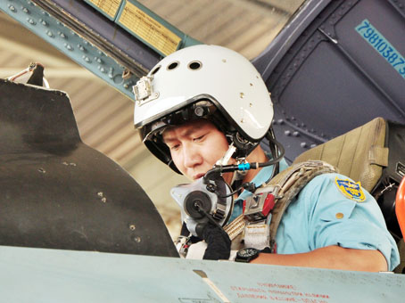 Thượng úy Nguyễn Quang Sáng kiểm tra máy bay trước khi bay.