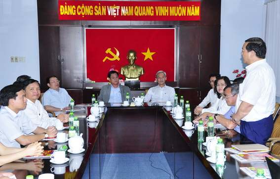 Lãnh đạo Tổng công ty Tín Nghĩa  giới thiệu hoạt động kinh doanh của đơn vị với đoàn công tác của Tỉnh Phú Yên