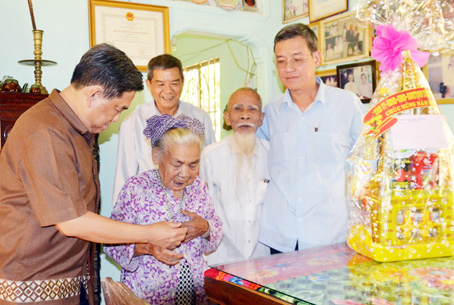 Lãnh đạo tỉnh thăm gia đình già làng Năm Nổi dịp Tết 2017.