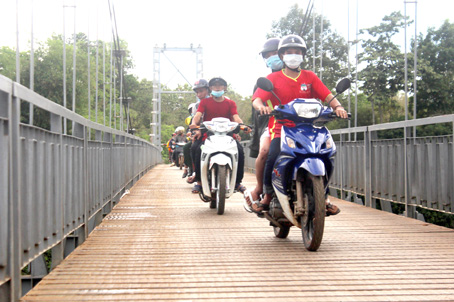 Cầu treo Thanh Sơn giúp việc đi lại của người dân địa phương trở nên dễ dàng và thuận tiện hơn.