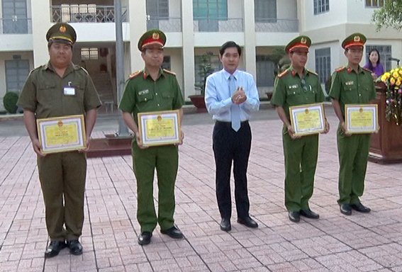 Lãnh đạo UBND huyện Định Quán trao bằng khen cho các cá nhân và tập thể.
