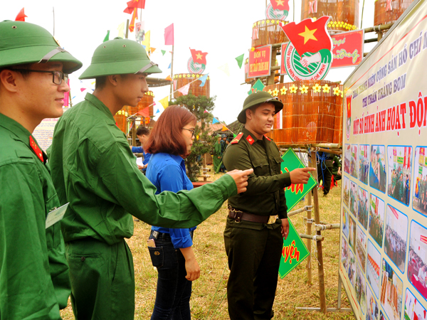 Tân binh thị trấn Trảng Bom xem hình ảnh truyền thống tại hội trại (ảnh: Đăng Tùng)