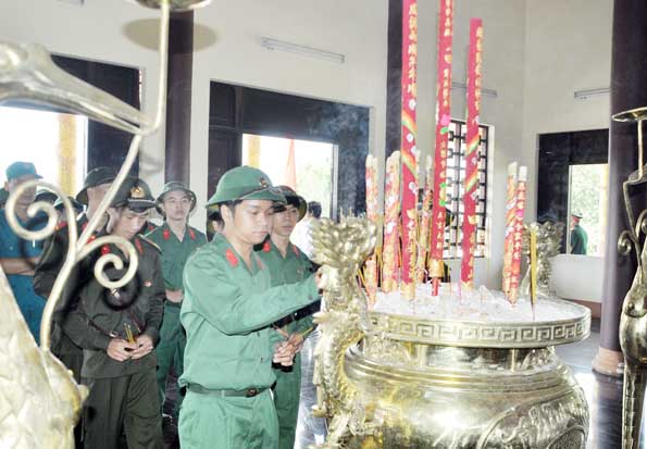 Các tân binh trúng tuyển nghĩa vụ quân sự của huyện Thống Nhất thắp hương, tưởng niệm các anh hùng liệt sĩ tại đền thợ liệt sĩ huyện.