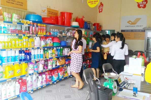 Người dân mua sắm tại cửa hàng của điểm bưu điện văn hóa xã Núi Tượng, huyện Tân Phú.