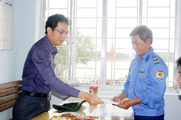 Phó chủ tịch UBND tỉnh Võ Văn Chánh tặng quà đầu xuân cho các cán bộ bảo vệ rừng ở địa phương. Ảnh: Hải Quân