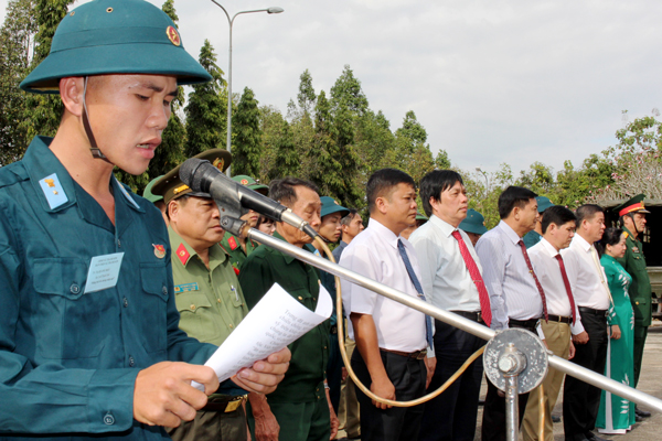 Tân binh Tạ Quang Đạo (xã Thanh Sơn) đại diện cho 290 tân binh phát biểu quyết tâm hoàn thành nhiệm vụ
