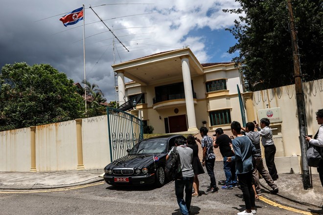 Các phóng viên vây quanh đại sứ quán Triều Tiên ở Malaysia (Nguồn: NYT)