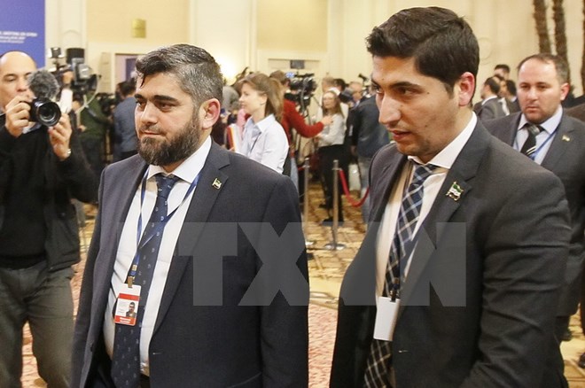 Trưởng đoàn đàm phán lực lượng nổi dậy Syria Mohammad Alloush (trái) tại vòng đàm phán thứ hai ở Astana ngày 16/2. (Nguồn: EPA/TTXVN)