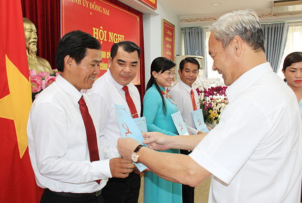 Bí thư tỉnh ủy Nguyễn Phú Cường trao quyết đỉnh bổ nhiệm Trưởng phòng Tòa soạn Báo Đồng Nai được bổ nhiệm làm Phó Tổng biên tập Báo Đồng Nai từ ngày 1-3