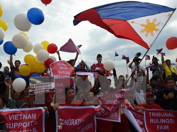 Các nhà hoạt động Philippines vui mừng sau phán quyết của Tòa Trọng tài ở Lahay trong cuộc tuần hành tại Manila. (Nguồn: AFP/TTXVN)