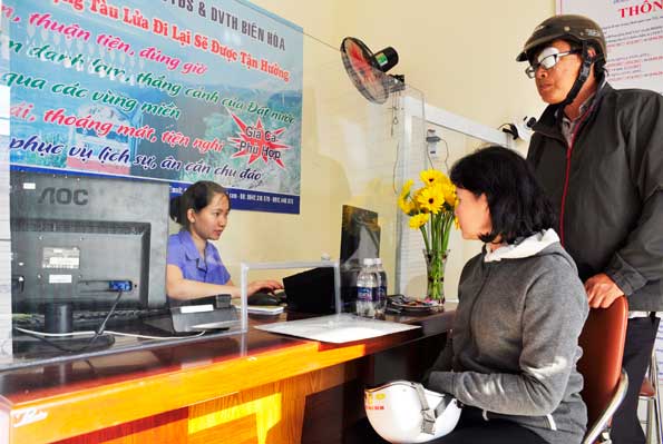Hành khách mua vé tàu lửa tại phòng vé ngã tư  đường Hà Huy Giáp -Võ Thị Sáu, phường Quyết Thắng, TP.Biên Hòa