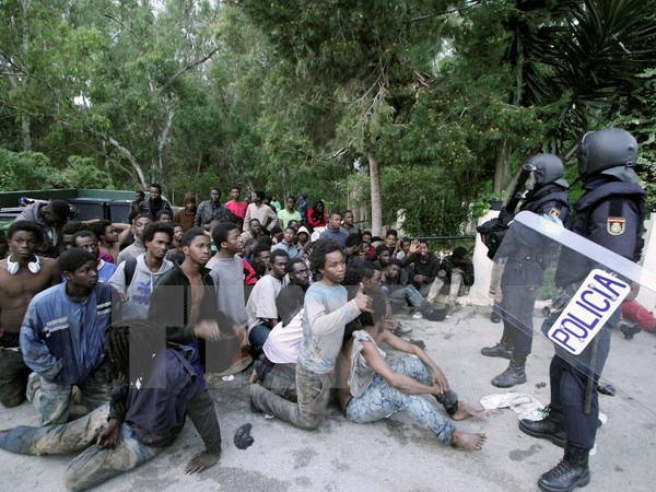 Những người di cư trái phép chờ để được trợ giúp tại Ceuta - vùng lãnh thổ tại khu vực Bắc Phi của Tây Ban Nha ngày 17/2. (Ảnh: EPA/TTXVN)