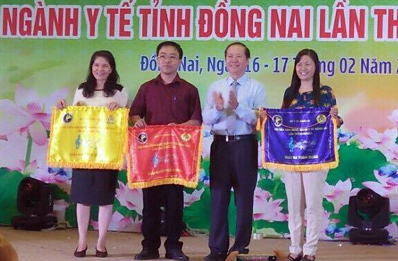 Giám đốc Sở Y tế Huỳnh Minh Hoàn trao giải thưởng cho các đơn vị đạt giải cao nhất tại hội diễn
