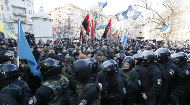 Đụng độ giữa cảnh sát và người biểu tình ở Kiev. (Nguồn: Reuters)