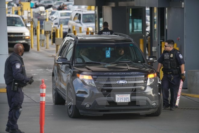 Nhân viên an ninh kiểm tra các phương tiện nhập cảnh vào Mỹ tại cửa khẩu San Ysidro, California ngày 10/2. (Nguồn: AFP/TTXVN)