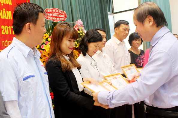 Giám đốc Sở Y tế Huỳnh Minh Hoàn trao giấy khen của Sở Y tế cho các tập thể có thành tích xuất sắc trong công tác chăm sóc sức khỏe, phòng chống bệnh nghề nghiệp năm 2016.