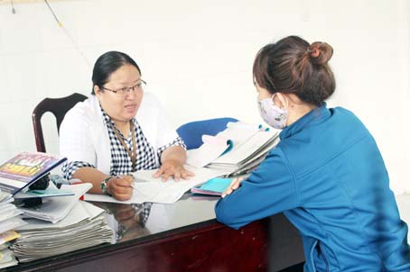 Bác sĩ Nguyễn Thị Hồng Hằng (trái) khám bệnh cho một bệnh nhân nhiễm HIV. Ảnh: A.An