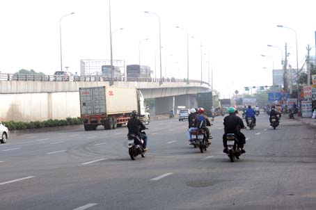 Đoạn quốc lộ 1 hướng từ cầu Đồng Nai về nút giao thông ngã tư Vũng Tàu khá thông thoáng và sạch sẽ.
