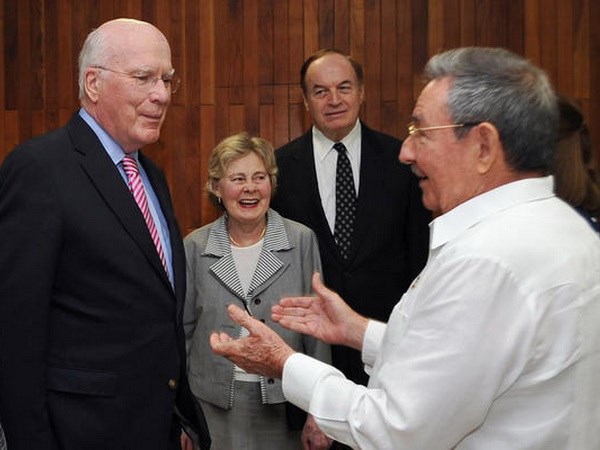 Chủ tịch Raúl Castro và Thượng nghị sỹ Patrick Leahy (trái) trong cuộc gặp tại La Habana hồi tháng 2/2012. (Nguồn: AP)