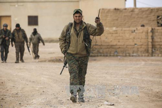 Lực lượng dân chủ Syria trong đợt giao tranh với Tổ chức nhà nước Hồi giáo (IS) tự xưng ở làng Bir Fawaz ngày 8/2. Ảnh tư liệu: AFP/TTXVN