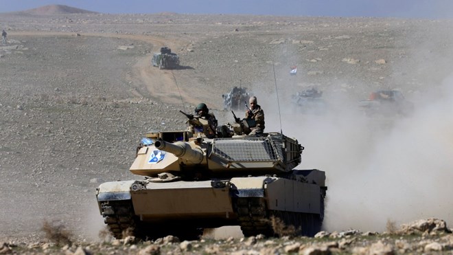 Xe tăng quân đội Iraq trên mặt trận Mosul, ngày 20/2. (Nguồn: Reuters)