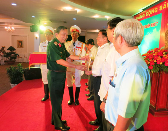 Trung tướng Phạm Văn Dỹ tặng bằng khen cho các cá nhân, tập thể có thành tích.  
