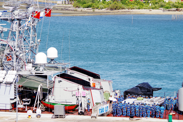 Cán bộ chiến sĩ tàu 13 hàng ngũ chỉnh tề trên boong tàu đón đoàn kiểm tra, ảnh Mai Thắng