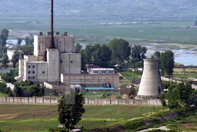 Cơ sở hạt nhân Yongbyon của Triều Tiên trước thời điểm tháp làm nguội (bên phải) bị phá hủy theo thỏa thuận đạt được tại đàm phán sáu bên, ngày 27/6/2008. (Nguồn: Reuters/TTXVN)