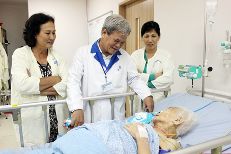 Bác sĩ Ngô Đức Đễ, Trưởng khoa Ngoại phẫu thuật Bệnh viện đa khoa Đồng Nai hỏi thăm một bệnh nhân 100 tuổi được phẫu thuật thành công. Ảnh: N.Thư