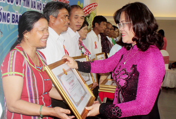 Phó chủ tịch UBND tỉnh Nguyễn Hòa Hiệp tặng bằng khen của UBND tỉnh cho các hộ sản xuất kinh doanh giỏi