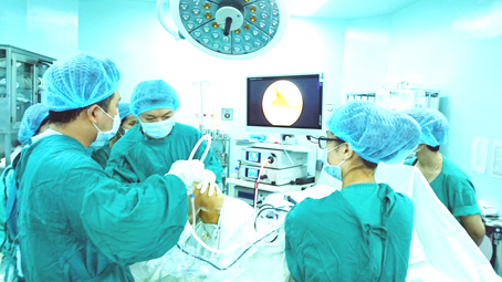 Các bác sĩ của Bệnh viện đa khoa khu vực Long Khánh tiến hành nội soi tái tạo dây chằng chéo - một kỹ thuật khó của chấn thương - chỉnh hình. Ảnh: N.Thư