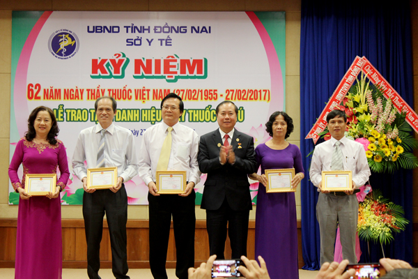 Giám đốc Sở Y tế Huỳnh Minh Hoàn trao kỷ niệm chương vì sức khỏe nhân dân cho các cá nhân. Ảnh: Ngọc Thư
