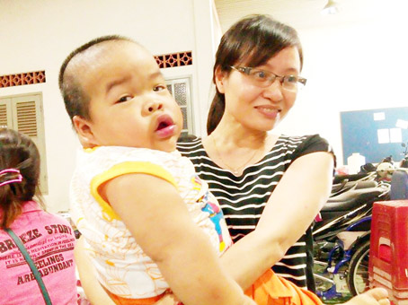 Chị Nguyễn Thị Hiên trong chuyến thăm một trung tâm nuôi dạy trẻ khuyết tật.