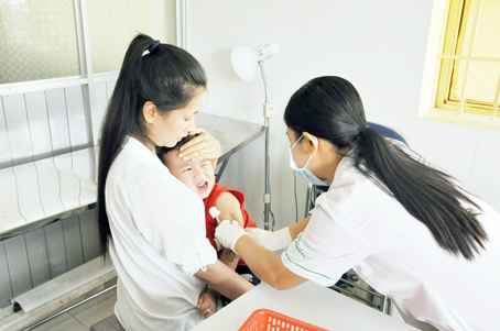 Trẻ được tiêm ngừa bệnh viêm não mô cầu tại Trung tâm y tế dự phòng Đồng Nai. Ảnh: An An