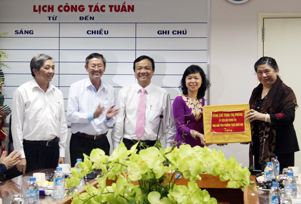  Phó Chủ tịch Quốc hội Tòng Thị Phóng tặng quà cho cán bộ, bác sĩ, nhân viên Bệnh viện đa khoa Đồng Nai.