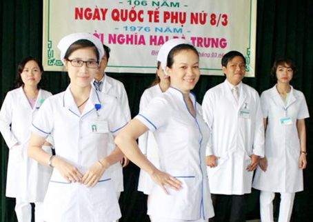 Điều dưỡng Huỳnh Thị Diệu Linh (bìa phải hàng đầu) tham gia trình diễn thời trang kỷ niệm ngày quốc tế phụ nữ (8-3).