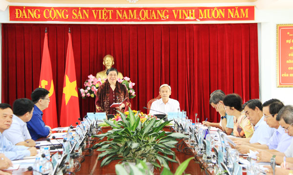 Đồng chí Tòng Thị Phóng, Ủy viên Bộ Chính trị, Phó chủ tịch thường trực Quốc hội phát biểu tại hội nghị.