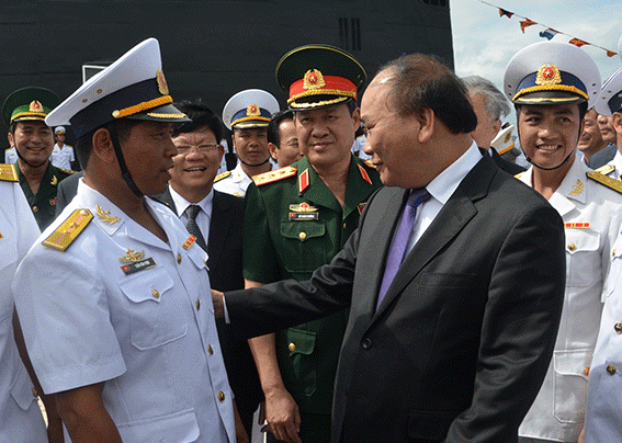 Thủ tướng Nguyễn Xuân Phúc thăm hỏi, động viên cán bộ, chiến sĩ 2 tàu ngầm