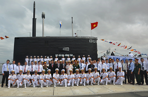 Đoàn cán bộ tỉnh BR-VT chụp hình lưu niệm cùng cán bộ, chiến sĩ tàu 187-Bà Rịa-Vũng Tàu