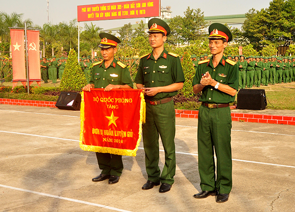 Đại tá Lê Đức Thảo, Phó Tư lệnh, Tham mưu trưởng Quân đoàn 4 trao cờ thi đua của Bộ Quốc phòng cho Trung đoàn 31
