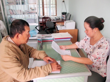 Trợ giúp viên Bùi Thị Mai thực hiện tư vấn pháp lý.