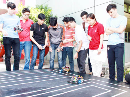 Học sinh khối 12 tham quan các mô hình đào tạo hiện đại của Trường đại học công nghệ Đồng Nai.