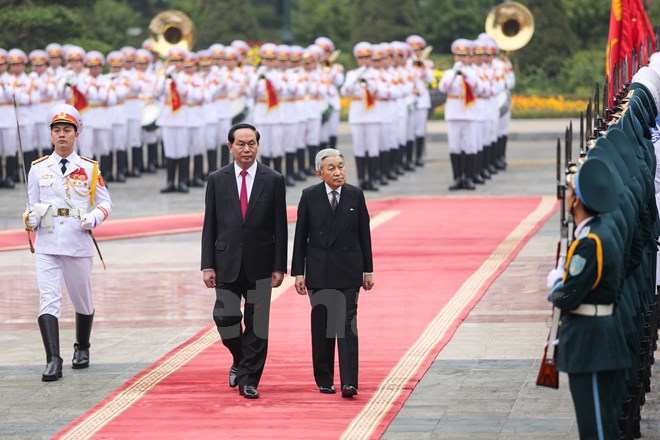 Chủ tịch nước Trần Đại Quang và Nhà vua Nhật Bản Akihito duyệt Đội danh dự Quân đội Nhân dân Việt Nam. (Ảnh: Minh Sơn/Vietnam+)