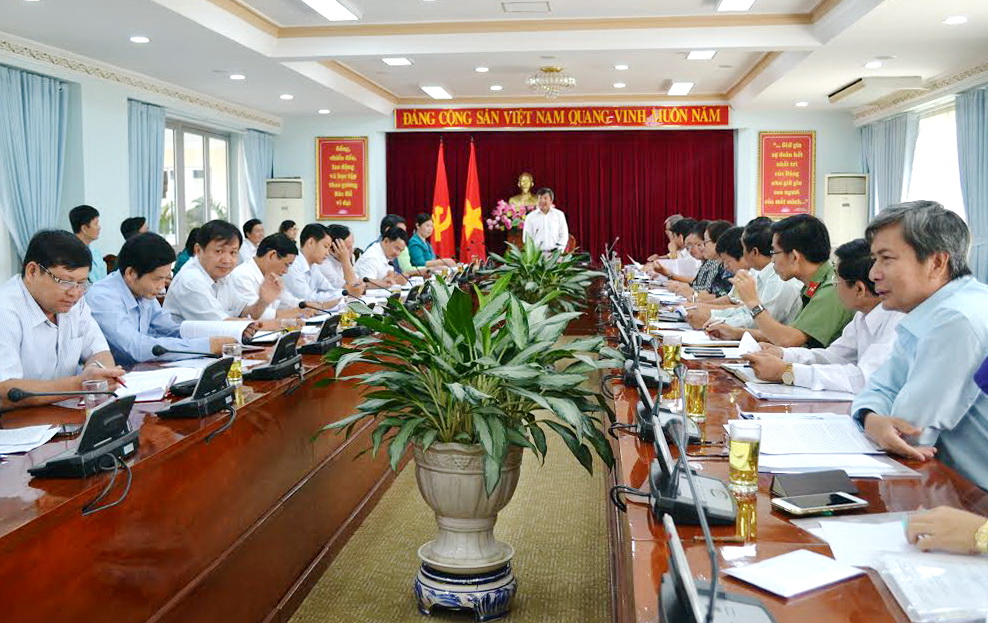 Đồng chí Hồ Thanh Sơn, Trưởng ban Dân vận Tỉnh ủy phát biểu tại hội nghị